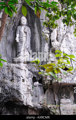 Sculptures en pierre sur les falaises du pic volant dans de très loin à la Ling Yin Temple Hangzhou China Banque D'Images