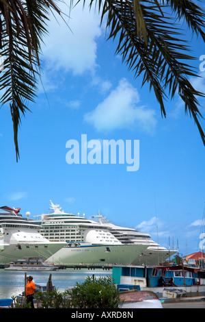 Les bateaux de croisière au port de Saint John's Antigua, Antilles Banque D'Images