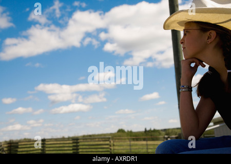 Girl on farm wearing cowboy hat Banque D'Images