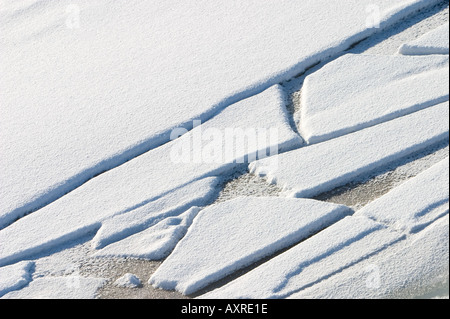 Fissures sur la glace , Finlande Banque D'Images