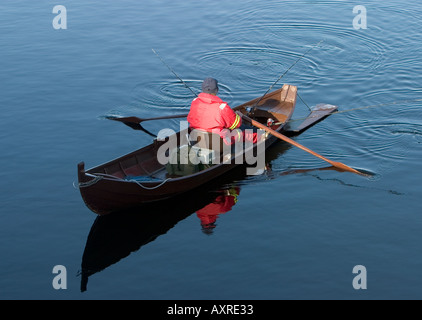 Pêche à la traîne en utilisant un chaloupe/skiff en bois traditionnel à la rivière Oulujoki , Finlande Banque D'Images