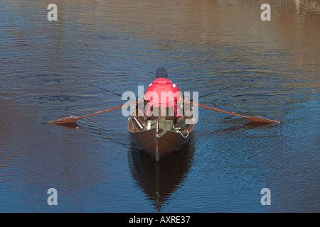 Pêche à la traîne en utilisant un chaloupe/skiff en bois traditionnel à la rivière Oulujoki , Finlande Banque D'Images