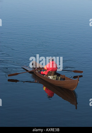 Pêche à l'aviron et au trolling en utilisant une barque traditionnelle en bois / skiff à la rivière Oulujoki , Finlande Banque D'Images