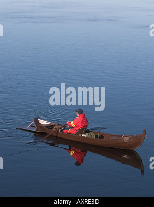 Pêche à la traîne en utilisant un chaloupe/skiff en bois traditionnel à la rivière Oulujoki , Finlande Banque D'Images