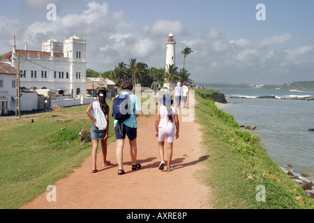 Galle Sri lanka, les touristes marchent le long des murs du fort vers le phare et l'église de réforme hollandaise, Galle, Sri Lanka Banque D'Images