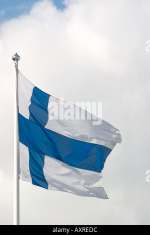 Drapeau de la Finlande volant dans le vent contre ciel bleu et blanc , Finlande Banque D'Images