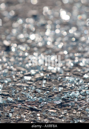 Des tessons de verre de voiture sur le tarmac Banque D'Images