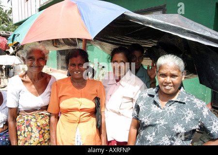 Femmes sri lankaises : femmes asiatiques sinhaleses âgées, jeunes adultes, village d'Alutgama, Bentota, Sri Lanka, Asie Banque D'Images