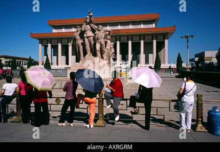 26 sept., 2006 - Les gens en dehors de la file d'attente au mausolée du président Mao Place Tiananmen dans la capitale chinoise de Beijing. Banque D'Images