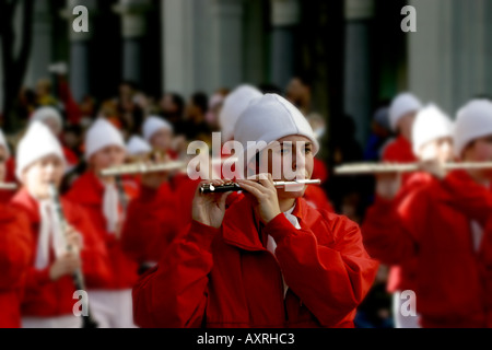 Un groupe jouant et marchant dans la parade du Père Noël. Banque D'Images