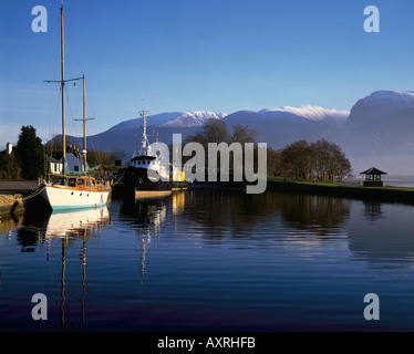 Le Caledonian Canal à Fort William en Écosse est un cadre spectaculaire sous les pentes de Britains plus haute montagne Ben Nevis Banque D'Images