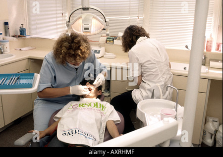 Jeune garçon ayant vérifié ses dents par un dentiste Banque D'Images
