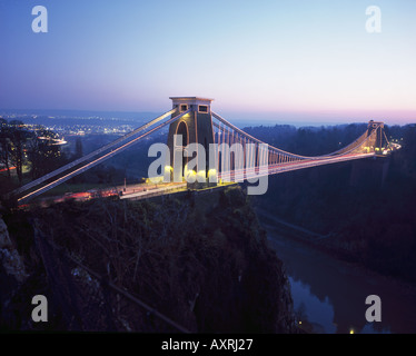 Le soir, comme les feux sont sur le spectaculaire pont suspendu de Clifton sur l'Avon Gorge à Bristol. Banque D'Images