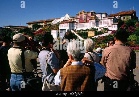 26 sept., 2006 - Les touristes prendre eachothers' photographies aux modèles de Mt Everest et palais du Potala, à Beijing. Banque D'Images