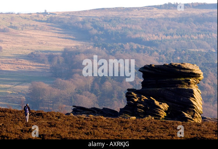 La mère dans la vallée près de Burbage Hathersage et Sheffield dans le parc national de Peak District, Derbyshire, Angleterre Banque D'Images
