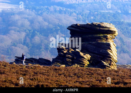 La mère dans la vallée près de Burbage Hathersage et Sheffield dans le parc national de Peak District, Derbyshire, Angleterre Banque D'Images