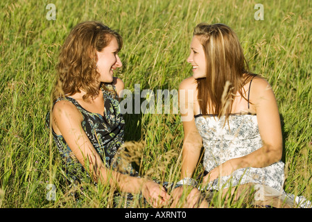 Deux femmes assises en parlant de champ Banque D'Images