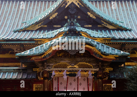 Gros plan du pavillon japonais traditionnel avec de la feuille d'or au-dessus de l'entrée dans le parc Ueno Toshogu Tokyo Japon Banque D'Images