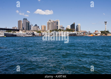 Les quais de Walsh Bay avec le CBD de Sydney dans l'arrière-plan et la tour de contrôle des ports de Sydney sur la droite. Banque D'Images