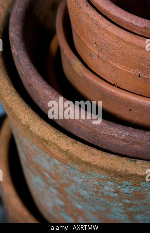 Pots en terre cuite empilés Banque D'Images