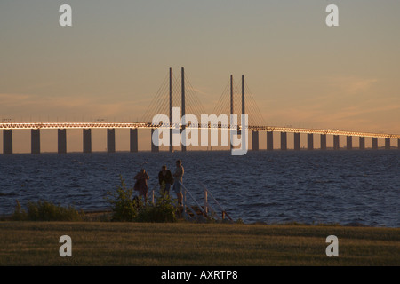 Pont de l'Oresund qui relie la Suède et le Danemark et le monument à la DEUXIÈME GUERRE MONDIALE réfugiés danois Banque D'Images