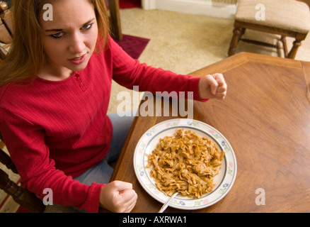 Angry Caucasian Girl 15 à 17 refuse de manger USA Banque D'Images