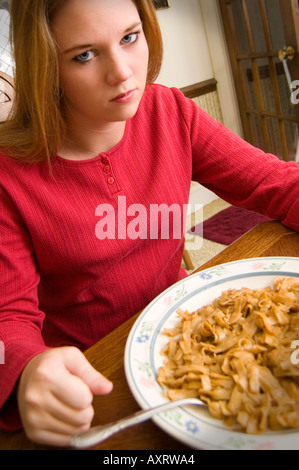 Angry Caucasian Girl 15 à 17 refuse de manger USA Banque D'Images