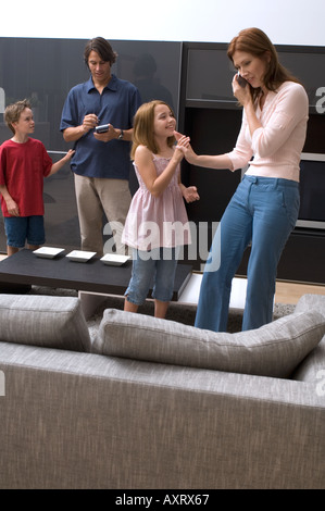 Portrait de deux enfants la peine à leurs parents qui sont occupés. Banque D'Images