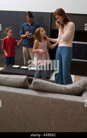 Portrait de deux enfants la peine à leurs parents qui sont occupés. Banque D'Images