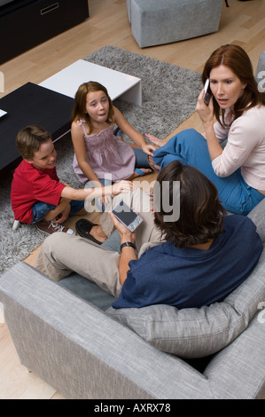 Portrait de deux enfants la peine à leurs parents qui sont occupés. Banque D'Images