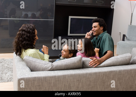 Portrait de deux enfants la peine à leurs parents qui sont occupés. Banque D'Images