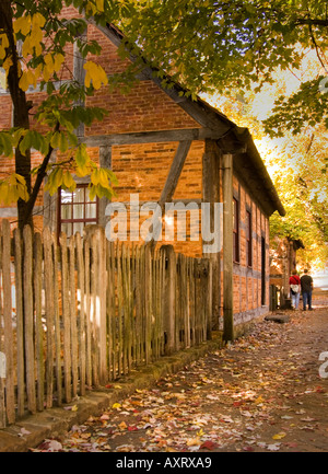 Couple se promenant le long d'un trottoir de briques pittoresque dans le vieux Salem historique, Caroline du Nord, profitant de l'atmosphère charmante. Banque D'Images