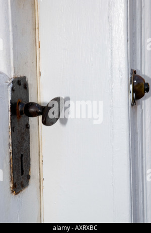 Poignée de porte vintage et sonnette sur une vieille porte en bois en Caroline du Nord, États-Unis. Banque D'Images