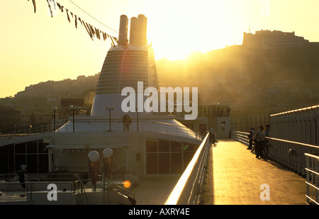 Bateau de croisière en face de la côte amalfitaine Banque D'Images