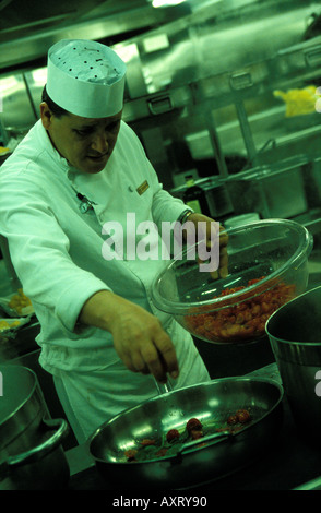 Le personnel de cuisine à bord du MSC Lirica Banque D'Images