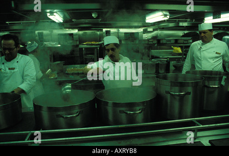 Le personnel de cuisine à bord du MSC Lirica Banque D'Images