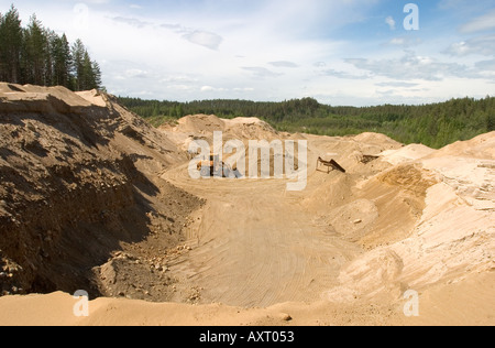 Vue d'une carrière de gravier dans la région de Sandy Ridge , esker glaciaire , Finlande Banque D'Images