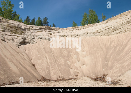 Mur de sable dans une crête sablonneuse , esker glaciaire , Finlande Banque D'Images