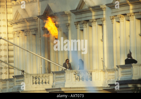 Siège de l'ambassade d'Iran 5 mai 1980 Londres Royaume-Uni années 1980 Simon 'sim' Harris s'échappant du bâtiment. Angleterre HOMER SYKES Banque D'Images