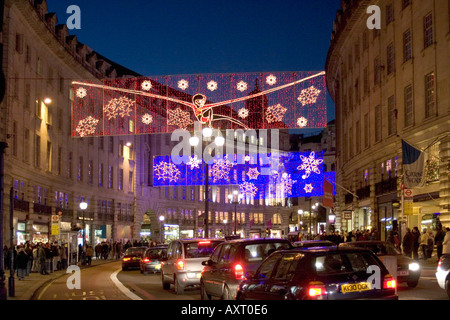 Regent Street les lumières de Noël avec les consommateurs dans la rue et de la file d'attente du trafic Londres, 2004 Banque D'Images