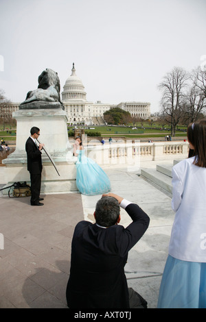 Photographe à prendre des photos de Quinceanera Party en face du Capitole, Washington DC, USA Banque D'Images