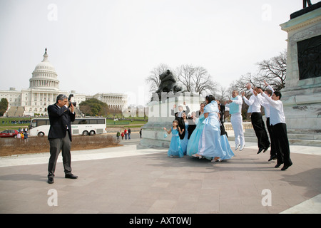 Photographe à prendre des photos de Quinceanera Party en face du Capitole, Washington DC, USA Banque D'Images