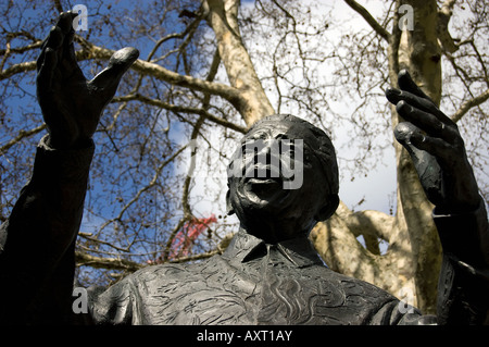 Statue de Nelson Mandela à la place du Parlement. Banque D'Images