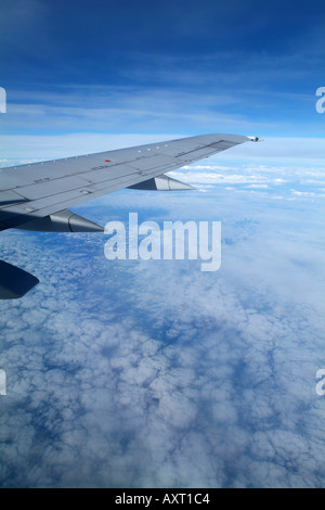 Jet avion plus floying de nuages Banque D'Images