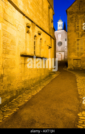 L'une des rues du village français Flavigny-sur-Ozerain, où le film 'chocolat' a été tourné, au crépuscule Banque D'Images