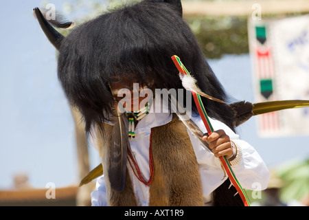 Teenage Buffalo Dancer de Pojoaque Pueblo dans le Nord du Nouveau Mexique Banque D'Images