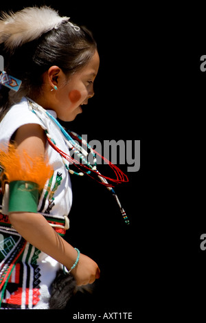 Jeune fille Buffalo Dancer de Pojoaque Pueblo dans le Nord du Nouveau Mexique Banque D'Images