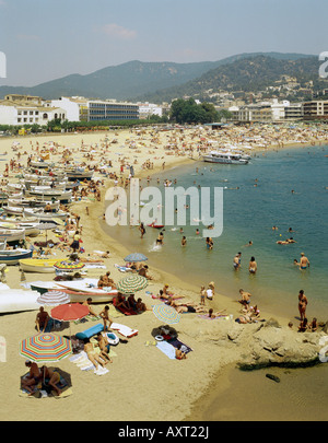 Géographie / voyages, Espagne, Costa Brava, Tossa de Mar, sur la plage, les vacanciers, baignade, le tourisme de masse, maison de vacances, vacances, vacances, Banque D'Images