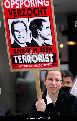 Bush girl holding banner transparente terrorisme guerre manifestation de protestation contre le centre-ville de Rotterdam, Pays-Bas Banque D'Images