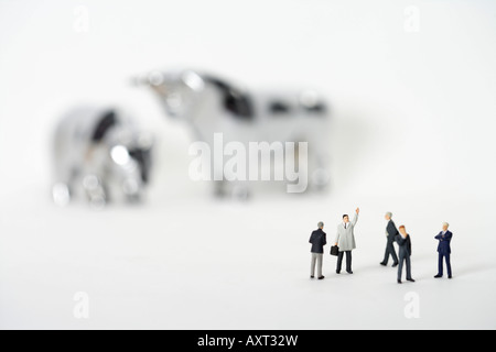 Groupe d'hommes d'affaires figurines standing in front of Bull and Bear Banque D'Images